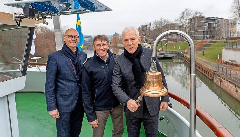 "Schiff Ahoi!" mit (von links) HMG-Chef Steffen Schoch, Weiße-Flotte-Kapitän Karl Hofstätter und Oberbürgermeister Harry Mergel. "Schiff Ahoi!" mit (von links) HMG-Chef Steffen Schoch, Weiße-Flotte-Kapitän Karl Hofstätter und Oberbürgermeister Harry Mergel.