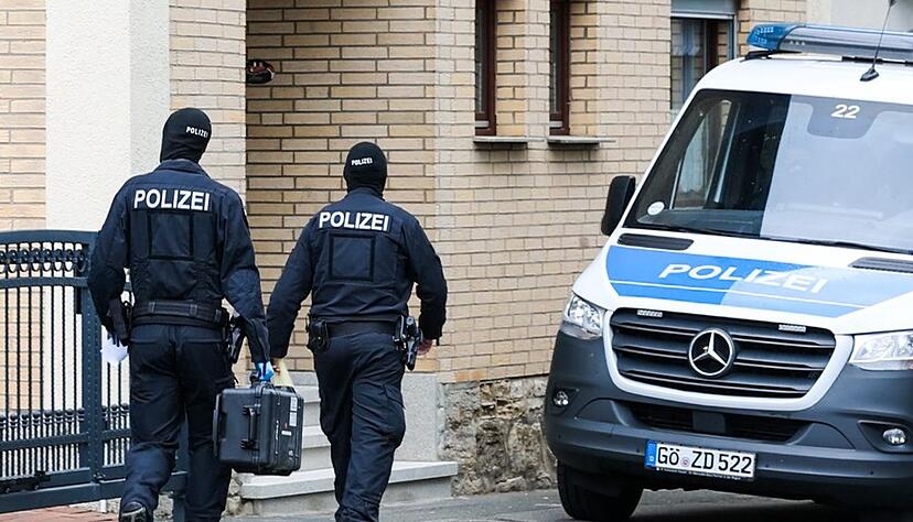 Die Polizei stellte bei den Durchsuchungen scharfe Waffen sicher.