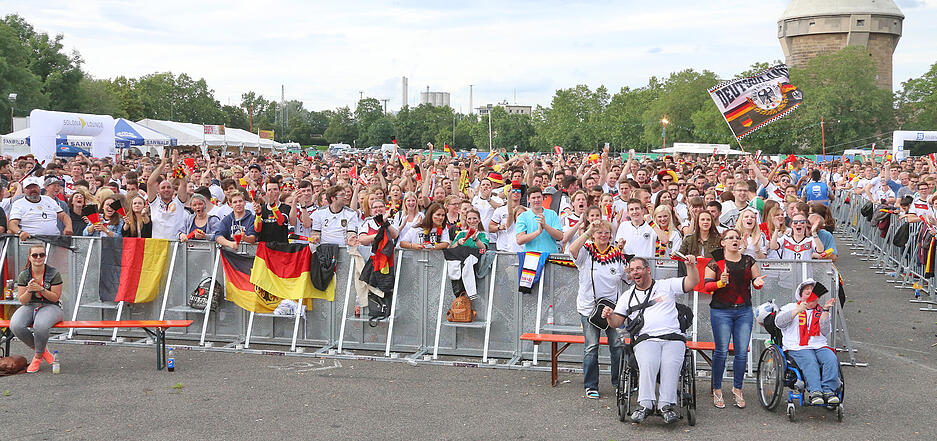 EM 2016: Tausende Fans verfolgen die Partie zwischen Deutschland und Nordirland (1:0) im Fandorf auf der Theresienwiese.