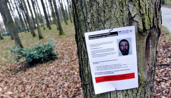 Da von den Tätern bislang eine Spur fehlt, werden Anwohner und Passanten am Freitagnachmittag, einen Tag nach der Tat, mit 300 Flugblättern um Hinweise zu dem Verbrechen gebeten.