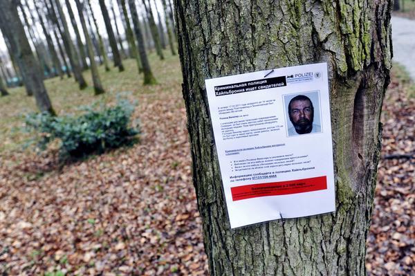 Da von den Tätern bislang eine Spur fehlt, werden Anwohner und Passanten am Freitagnachmittag, einen Tag nach der Tat, mit 300 Flugblättern um Hinweise zu dem Verbrechen gebeten.