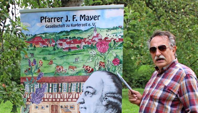 Heiner Werner informiert die Wanderer über das Wirken von Pfarrer Mayer.
