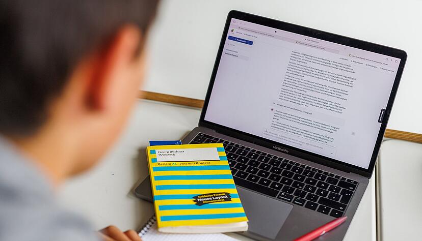 Künstliche Intelligenz kann im Schulalltag eine Unterstützung für Schüler und Lehrkräfte sein. Doch die Systeme haben nicht nur Vorteile. Künstliche Intelligenz kann im Schulalltag eine Unterstützung für Schüler und Lehrkräfte sein. Doch die Systeme haben nicht nur Vorteile.