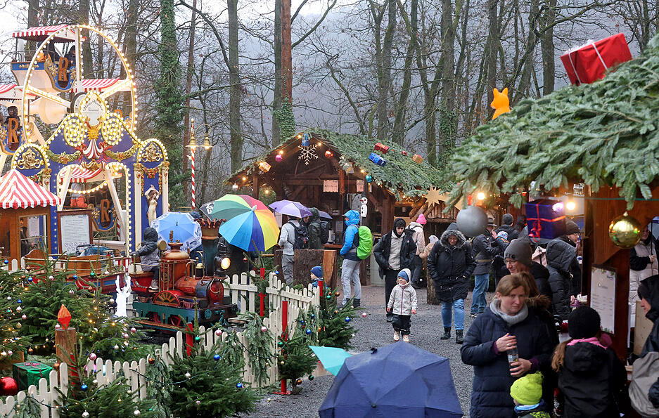 Lichterketten und winterliche Dekoration schaffen eine festliche Atmosphäre im Park.