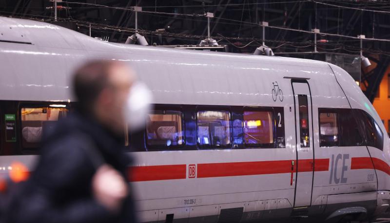 Ab Mitte der Woche könnte in Bussen und Bahnen 3G gelten. Fahrgäste müssen dann mit Stichproben-Kontrollen rechnen. Ab Mitte der Woche könnte in Bussen und Bahnen 3G gelten. Fahrgäste müssen dann mit Stichproben-Kontrollen rechnen.
