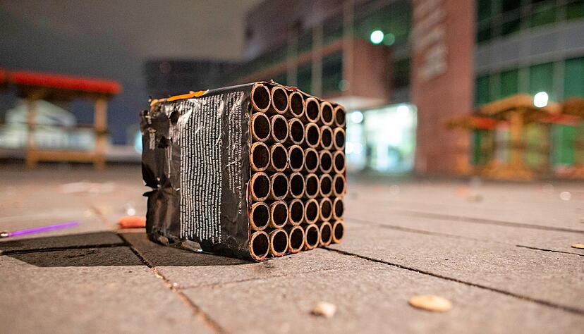 Ausgebrannte Böller prägten an Silvester das Straßenbild. Während Randale andernorts folgenlos blieb, gab es in Heilbronn ein schnelles Urteil.
Foto: dpa