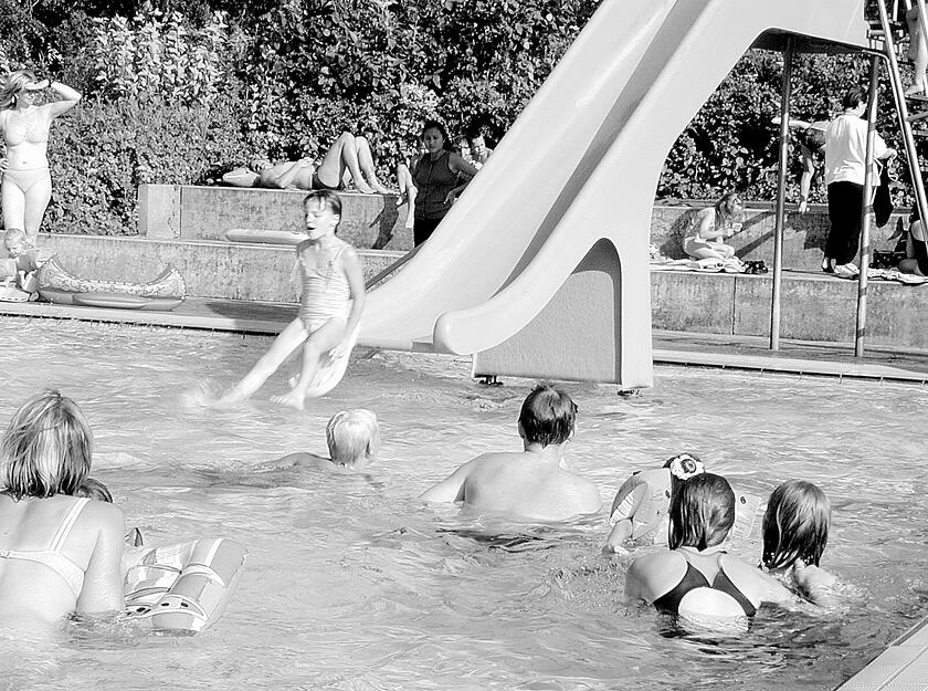 2000: Abkühlung im Kinderbecken.