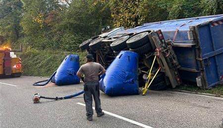 Ein Lkw ist am Donnerstagnachmittag bei Löwenstein von der Straße abgekommen – die Bergungsarbeiten sind aufwendig. Ein Lkw ist am Donnerstagnachmittag bei Löwenstein von der Straße abgekommen – die Bergungsarbeiten sind aufwendig.