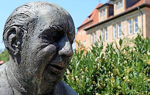 Die bronzene Statue von Theodor Heuss vor dem Schloss.
Foto: Archiv/Müller Die bronzene Statue von Theodor Heuss vor dem Schloss.
Foto: Archiv/Müller