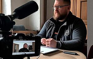 Im Bildgenerator Midjourney beschreibt Robert Mucha die Szene, in der er sich im Interview gerade befindet - und erh&auml;lt dieses Bild.