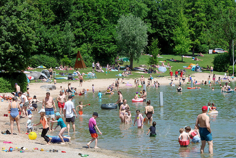 Der erste Hochsommertag lockt zahlreiche Badeg&auml;ste f&uuml;r eine Abk&uuml;hlung  an den Breitenauer See.