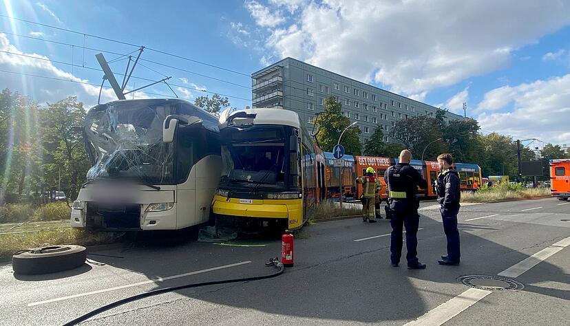 Ein Reisebus und eine Tram stoßen nahe dem Alexanderplatz zusammen, der Busfahrer wird schwer verletzt.