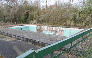 Gehört zum Gelände: Sogar einen kleinen Pool gab es für Mitarbeiter. Auf dem Areal befinden sich neben der eigentlichen Klinik auch Mehrfamilienhäuser. Gehört zum Gelände: Sogar einen kleinen Pool gab es für Mitarbeiter. Auf dem Areal befinden sich neben der eigentlichen Klinik auch Mehrfamilienhäuser.