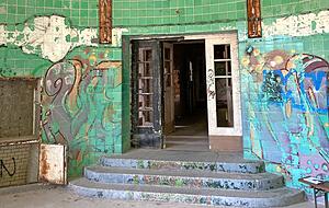 Der Badesaal des Chirurgie-Geb&auml;udes aus den 1930er-Jahren. Der Glanz fr&uuml;herer Zeiten ist noch gut erkennbar.