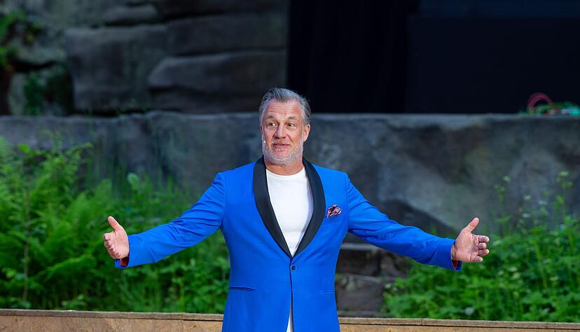 Marc Marshall singt das Lied &laquo;There's no business like showbusiness&raquo; w&auml;hrend einer Gala.