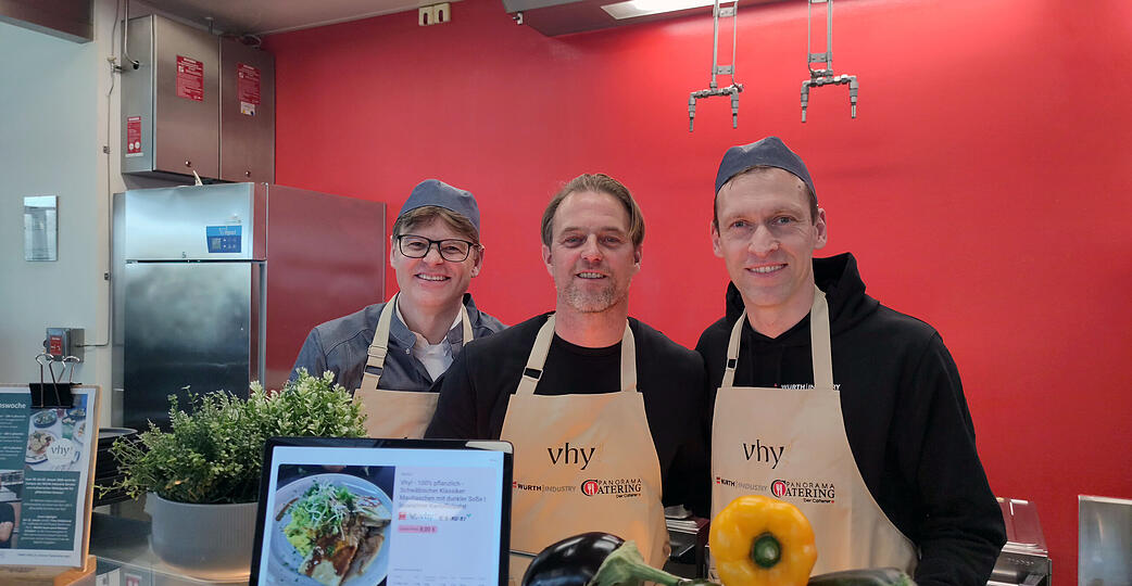 Timo Hildebrand servierte den Mitarbeitern in der Pause gemeinsam mit Martin Jauss (rechts) und Michael Schubert seine veganen Maultaschen der Marke vhy!.