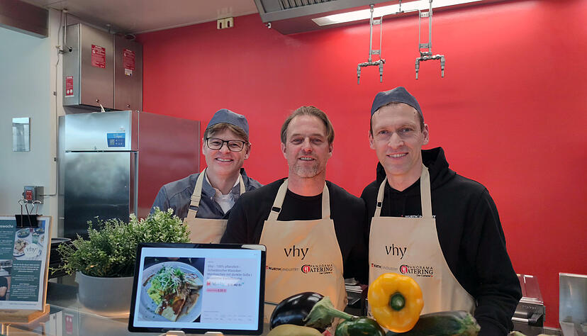Timo Hildebrand servierte den Mitarbeitern in der Pause gemeinsam mit Martin Jauss (rechts) und Michael Schubert seine veganen Maultaschen der Marke vhy!. Timo Hildebrand servierte den Mitarbeitern in der Pause gemeinsam mit Martin Jauss (rechts) und Michael Schubert seine veganen Maultaschen der Marke vhy!.