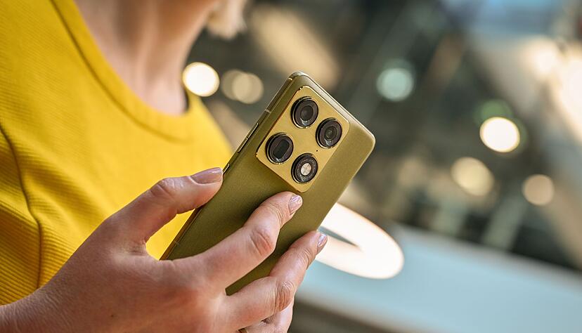 Nicht nur Technik, auch Look: Martini Olive hei&szlig;t die Pantone-Farbe des Motorola Signature, die sich gut mit dem Gelb des Oberteils vertr&auml;gt.