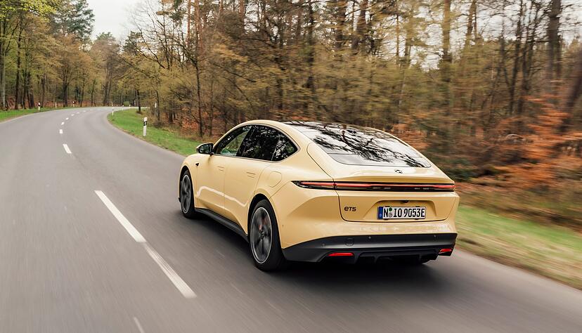 Nur nicht anecken: Auch die Rückseite des Nio ET5 bestimmt ein dezent-sportliches Design.