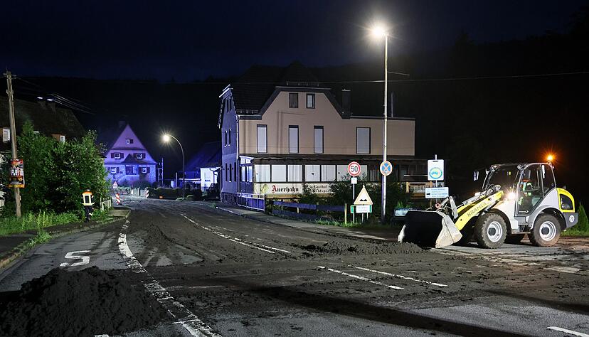 Schon in der Nacht begannen die Einsatzkr&auml;fte mit den Reinigungsarbeiten.