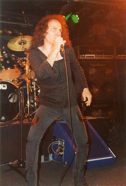 Heavy-Metal-Legende Ronni James Dio bei einem Auftritt im Jahr 2000. Heavy-Metal-Legende Ronni James Dio bei einem Auftritt im Jahr 2000.