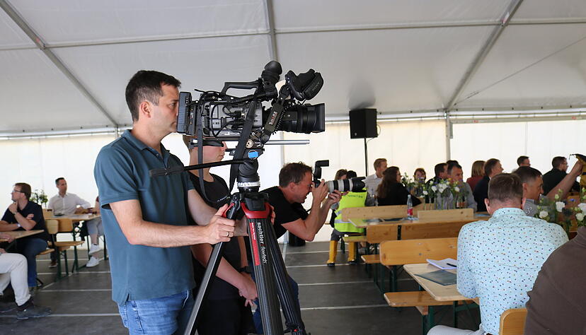 Ob Kameramann oder Fotograf: Das mediale Interesse in Kupferzell ist groß. Ob Kameramann oder Fotograf: Das mediale Interesse in Kupferzell ist groß.