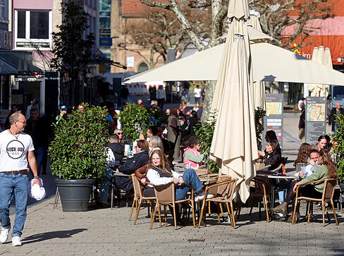 Fr&uuml;hlingswetter in Heilbronn: Menschen genie&szlig;en am Donnerstag die Sonne und milde Temperaturen in einem Caf&eacute; in der S&uuml;lmer Stra&szlig;e.