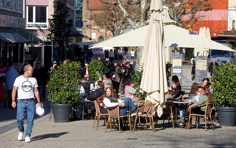 Fr&uuml;hlingswetter in Heilbronn: Menschen genie&szlig;en am Donnerstag die Sonne und milde Temperaturen in einem Caf&eacute; in der S&uuml;lmer Stra&szlig;e.
