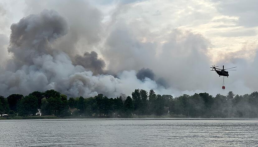 Ein Waldbrand ist bei Trockenheit und Hitze schnell passiert. Oftmals ist Fahrlässigkeit der Auslöser. Umso wichtiger ist das richtige Verhalten im Sommer.