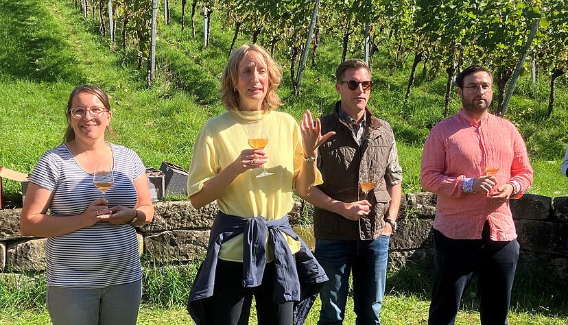 Sandra Berthold (von links), Isabell Huber, Manuel Hagel und Philipp Keicher begrüßen die 70 Teilnehmer bei der Wein-Wanderung zum Scheuerberg.
Foto: Frank Wittmer Sandra Berthold (von links), Isabell Huber, Manuel Hagel und Philipp Keicher begrüßen die 70 Teilnehmer bei der Wein-Wanderung zum Scheuerberg.
Foto: Frank Wittmer