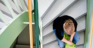 Chronische Müdigkeit und Überforderung sind häufige Folgen von Präsentismus - und das ist weder für Arbeitnehmer noch für Arbeitnehmer gut.