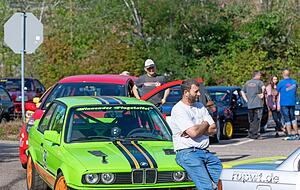 BMW dominiert unter den Herstellern. Auch Bernd Wenninger vom OC Winnenden ist mit seinem giftgrünen BMW 318is auf den Wartberg gekommen.
