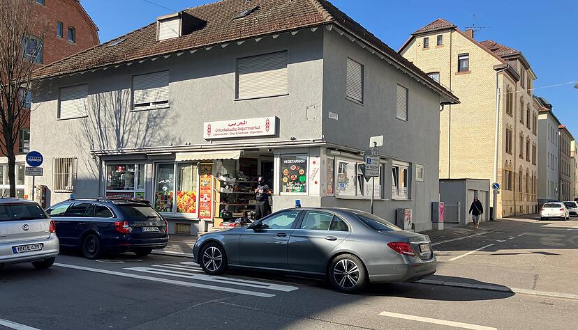 In Heilbronn laufen Durchsuchungen. Der Zoll ist im Einsatz wegen dem Verdacht auf illegale Tabakerzeugnisse und Veruntreuung von Arbeitsentgelt. In Heilbronn laufen Durchsuchungen. Der Zoll ist im Einsatz wegen dem Verdacht auf illegale Tabakerzeugnisse und Veruntreuung von Arbeitsentgelt.