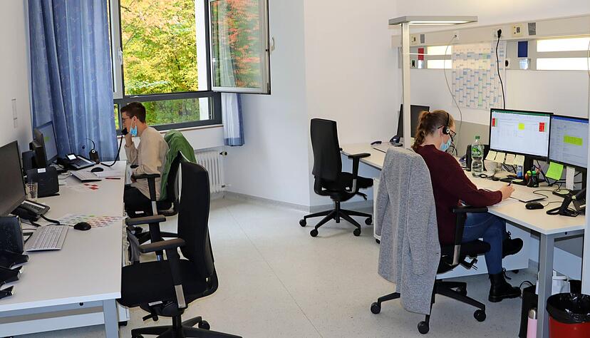 Blick in ein Büro der Corona-Einheit des Gesundheitsamts im einstigen Künzelsauer Krankenhaus mit den Fallermittlern Julian Dürr (links) und Saskia Damm.
Foto: privat