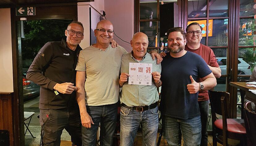 VfB-Stadionsprecher Holger Laser (links) beglückwünscht das Gewinnerteam „Das Trio der Treuen“.