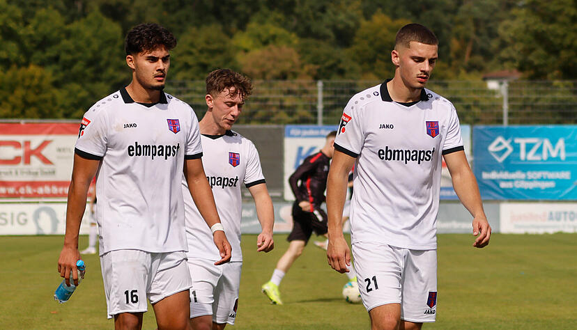 Das hatten sich die Hollenbacher Janis Gesell (von links), Luke Knapp und Inas Music anders vorgestellt. Der FSV verlor in Nöttingen 3:5.
Foto: Marc Schmerbeck Das hatten sich die Hollenbacher Janis Gesell (von links), Luke Knapp und Inas Music anders vorgestellt. Der FSV verlor in Nöttingen 3:5.
Foto: Marc Schmerbeck