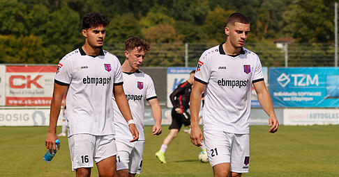 Das hatten sich die Hollenbacher Janis Gesell (von links), Luke Knapp und Inas Music anders vorgestellt. Der FSV verlor in N&ouml;ttingen 3:5.
Foto: Marc Schmerbeck