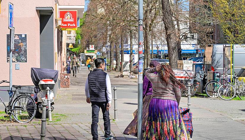 Eine Szene in Moabit, Berlin Mitte − auch in der Region Heilbronn fallen insbesondere Frauen der ethnischen Minderheit Roma durch ihre Röcke auf.
Foto: Imago