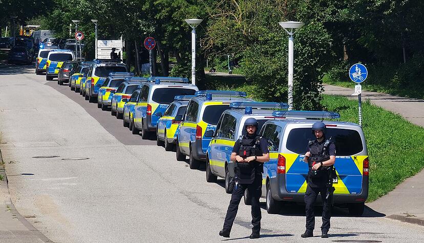 Polizisten sind im Einsatz bei einer Bedrohungslage an einem Schulzentrum in Lübeck. Polizisten sind im Einsatz bei einer Bedrohungslage an einem Schulzentrum in Lübeck.