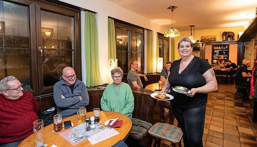 Birgit Stock serviert Essen in ihrer gut besuchten Kronen-Gaststätte. Ende April wird sie nach der Kündigung das Licht ausmachen. Fotos: Andreas Veigel Birgit Stock serviert Essen in ihrer gut besuchten Kronen-Gaststätte. Ende April wird sie nach der Kündigung das Licht ausmachen. Fotos: Andreas Veigel
