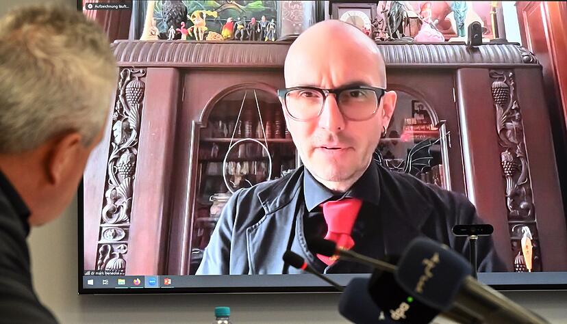 Kriminalbiologe Benecke sagt, er habe ebenfalls eine Probe von Hitlers Blut genommen, von der Lehne des Sofas, auf dem sich Hitler erschossen hat. (Archivbild)