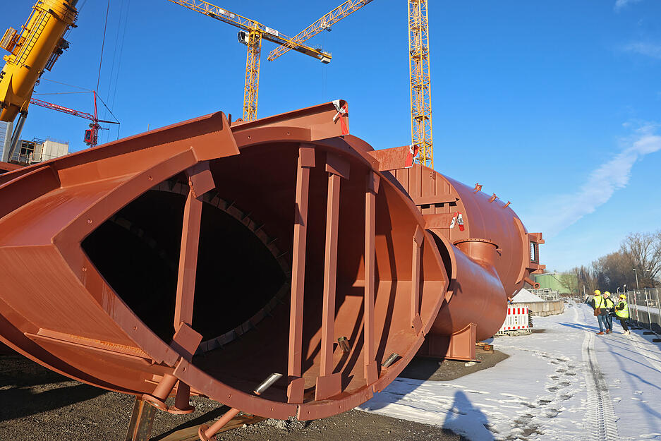 Die Baustelle zeigt die Dimensionen moderner Energie- und Umwelttechnik.