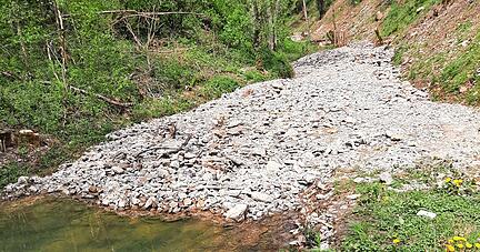 Die Klinge am Kaibach ist nach dem Regenereignis Ende April 2023 wieder durch Geröll verstopft. Der Geröllfang aus Holz wurde weggespült. 
Fotos: privat