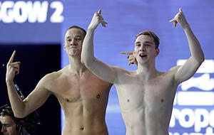 Jacob Heidtmann (l) und Henning M&uuml;hlleitner von der Neckarsulmer Sport-Union jubeln &uuml;ber ihren Sieg. Foto: dpa