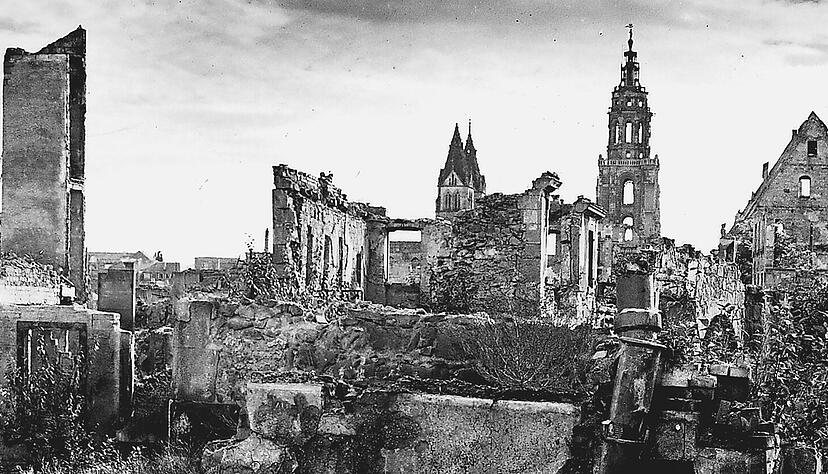 In der Altstadt blieb kein Gebäude heil. Foto: Hermann Eisenmenger In der Altstadt blieb kein Gebäude heil. Foto: Hermann Eisenmenger