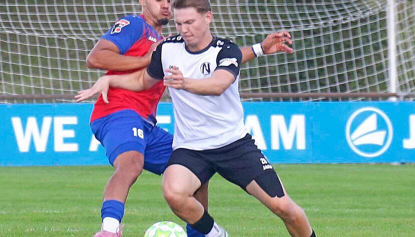 Janis Gesell (links) kam von der SG Sonnenhof Großaspach nach Hollenbach und bewies bei seinen ersten Auftritten, dass er dem Oberligisten durchaus helfen kann.
Foto: Herbert Schmerbeck Janis Gesell (links) kam von der SG Sonnenhof Großaspach nach Hollenbach und bewies bei seinen ersten Auftritten, dass er dem Oberligisten durchaus helfen kann.
Foto: Herbert Schmerbeck