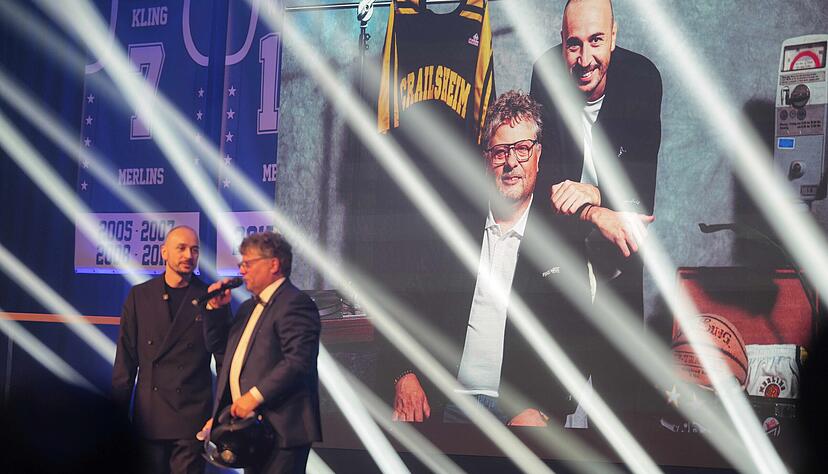 Die beiden Gesch&auml;ftsf&uuml;hrer der Hakro Merlins Crailsheim, Lukas Lienert (links) und Martin Romig im Gespr&auml;ch.