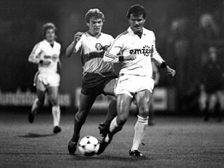 1985 als Zweitligaprofi im Trikot von Tennis Borussia Berlin. Zum Ende der aktiven Karriere ging es in die Schweiz, wo Rapolder dann auch erste Erfolge als Trainer feiern konnte.