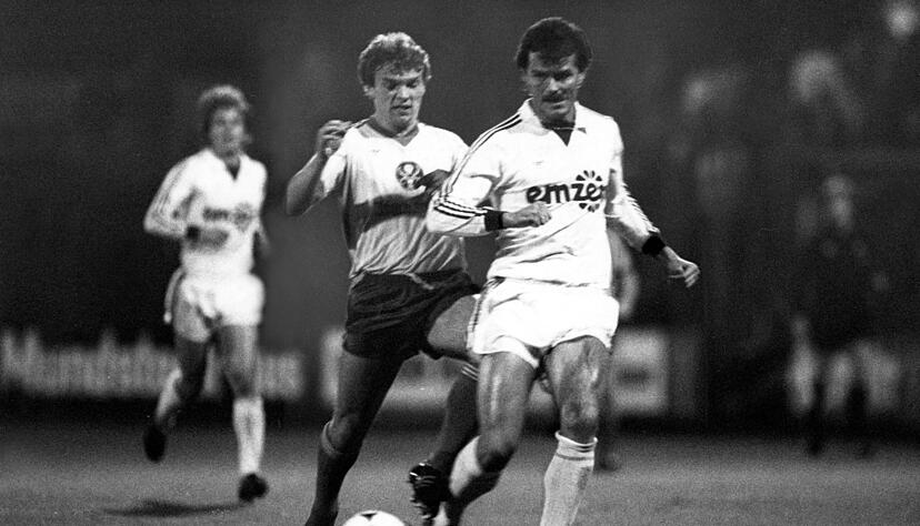 1985 als Zweitligaprofi im Trikot von Tennis Borussia Berlin. Zum Ende der aktiven Karriere ging es in die Schweiz, wo Rapolder dann auch erste Erfolge als Trainer feiern konnte.