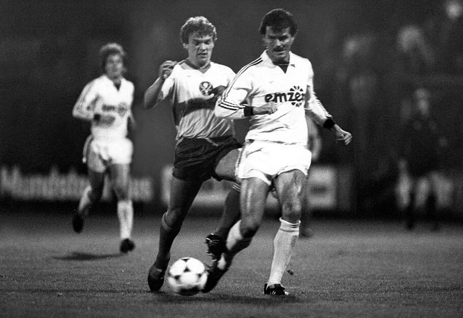 1985 als Zweitligaprofi im Trikot von Tennis Borussia Berlin. Zum Ende der aktiven Karriere ging es in die Schweiz, wo Rapolder dann auch erste Erfolge als Trainer feiern konnte. 1985 als Zweitligaprofi im Trikot von Tennis Borussia Berlin. Zum Ende der aktiven Karriere ging es in die Schweiz, wo Rapolder dann auch erste Erfolge als Trainer feiern konnte.